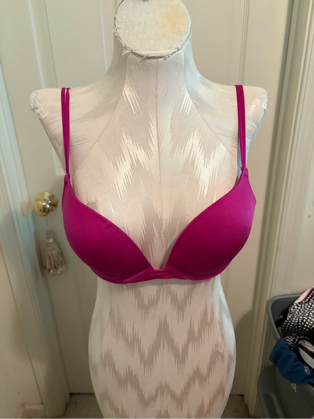 Victoria’s Secret 36B Women’s Fuchsia Push-Up Bra smooth cups